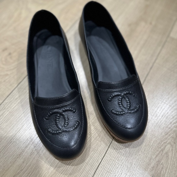 CHANEL Black Loafers - Picture 5 of 16